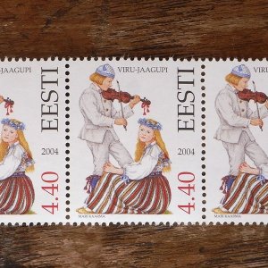 画像1: エストニア　民族衣装の切手（2004年）