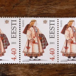 画像1: エストニア　民族衣装の切手（2001年）