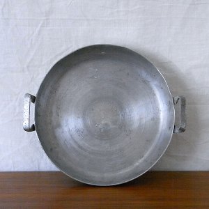 画像1: 古いアルミの薄型両手鍋