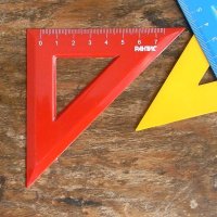 ラトビア　赤い三角定規